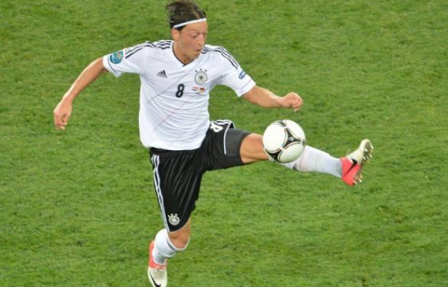 Le milieu de terrain Mesut Özil peine à donner sa pleine mesure depuis le début de l'Euro-2012 et l'Allemagne, malgré ses trois victoires en autant de matches, se languit de son "magicien" qu'elle espère "de retour" pour le quart de finale face à la Grèce vendredi. Le milieu de terrain Mesut Özil peine à donner sa pleine mesure depuis le début de l'Euro-2012 et l'Allemagne, malgré ses trois victoires en autant de matches, se languit de son "magicien" qu'elle espère "de retour" pour le quart de finale face à la Grèce vendredi.