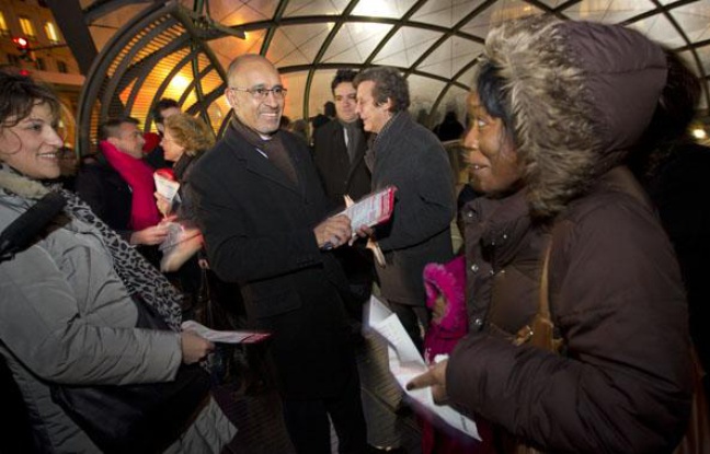 Harlem Désir, Premier secrétaire du Parti socialiste, distribue des tracts décrivant l'action du gouvernement Ayrault le 9 janvier 2013 à St Lazare. Harlem Désir, Premier secrétaire du Parti socialiste, distribue des tracts décrivant l'action du gouvernement Ayrault le 9 janvier 2013 à St Lazare.