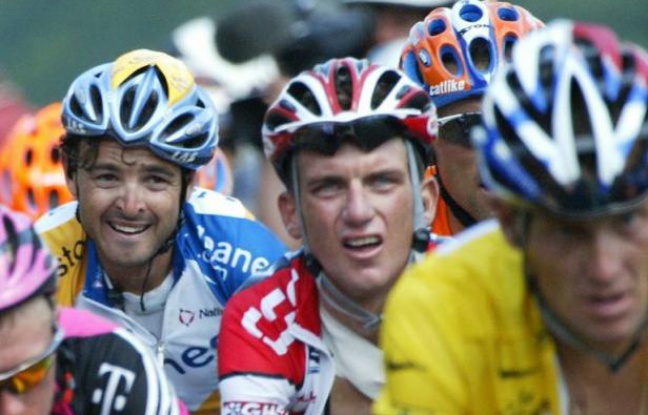 L'ancien coureur cycliste américain Tyler Hamilton, coéquipier de Lance Armstrong, détaille le système de dopage au sein de leur formation, notamment la manière dont ils s'approvisionnaient en EPO lors du Tour de France, dans un livre dont le Times a publié des extraits mercredi. L'ancien coureur cycliste américain Tyler Hamilton, coéquipier de Lance Armstrong, détaille le système de dopage au sein de leur formation, notamment la manière dont ils s'approvisionnaient en EPO lors du Tour de France, dans un livre dont le Times a publié des extraits mercredi.