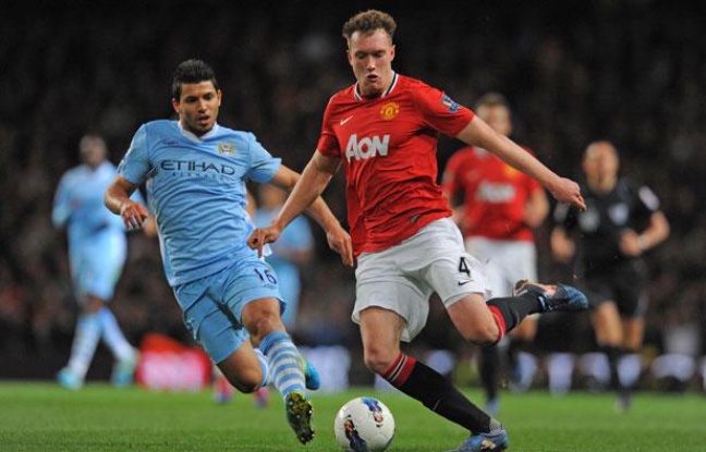 Le défenseur de Manchester United Phil Jones contre l'attaquant de City Sergio Aguero lors du derby mancunien le 30 avril 2012. Le défenseur de Manchester United Phil Jones contre l'attaquant de City Sergio Aguero lors du derby mancunien le 30 avril 2012.