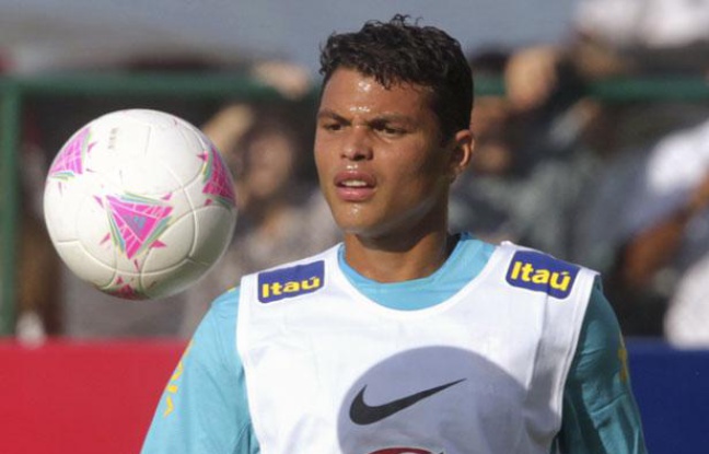 Le défenseur brésilien Thiago Silva, lors d'un entraînement à Rio avec sa sélection, le 11 juillet 2012. Le défenseur brésilien Thiago Silva, lors d'un entraînement à Rio avec sa sélection, le 11 juillet 2012.