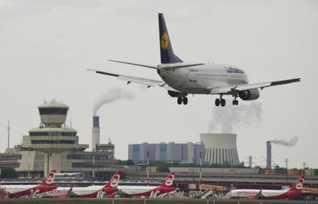 La compagnie aérienne allemande Lufthansa, soucieuse de limiter son endettement, prévoit la cession de sa filiale de catering LSG Sky Chefs, rapporte lundi le Financial Times Deutschland, ce qu'un porte-parole du groupe a toutefois qualifié de "spéculation". La compagnie aérienne allemande Lufthansa, soucieuse de limiter son endettement, prévoit la cession de sa filiale de catering LSG Sky Chefs, rapporte lundi le Financial Times Deutschland, ce qu'un porte-parole du groupe a toutefois qualifié de "spéculation".