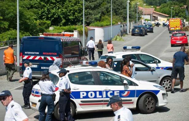 Le quartier où les deux corps ont été découverts, mardi 26 juin à Eysines, était entièrement bouclé Le quartier où les deux corps ont été découverts, mardi 26 juin à Eysines, était entièrement bouclé