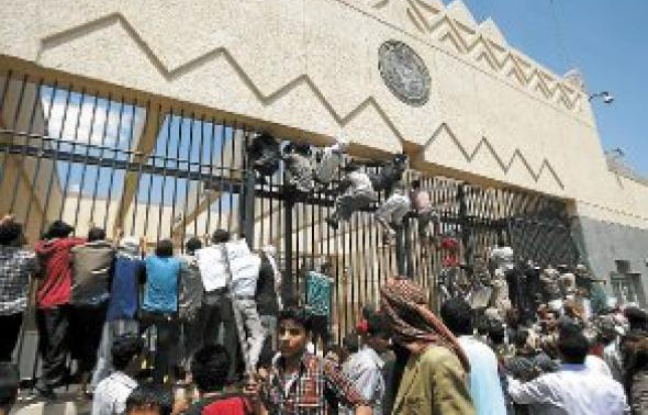 Des manifestants attaquent l'ambassade américaine à Sanaa au Yémen, jeudi. Des manifestants attaquent l'ambassade américaine à Sanaa au Yémen, jeudi.