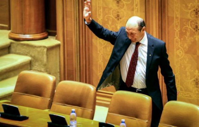 La Cour constitutionnelle de Roumanie a validé lundi la suspension du chef de l'Etat Traian Basescu, votée vendredi par le Parlement, et nommé le leader de la coalition de centre gauche au pouvoir, Crin Antonescu, comme président intérimaire. La Cour constitutionnelle de Roumanie a validé lundi la suspension du chef de l'Etat Traian Basescu, votée vendredi par le Parlement, et nommé le leader de la coalition de centre gauche au pouvoir, Crin Antonescu, comme président intérimaire.
