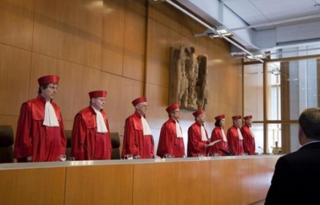 La Cour constitutionnelle d'Allemagne examine mardi une plainte d'opposants au Traité de Lisbonne, qui remet en question la ratification définitive du texte par un pays fondateur de l'Union européenne. La Cour constitutionnelle d'Allemagne examine mardi une plainte d'opposants au Traité de Lisbonne, qui remet en question la ratification définitive du texte par un pays fondateur de l'Union européenne.