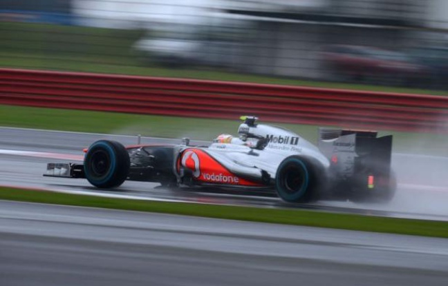 Le Britannique Lewis Hamilton (McLaren) a signé sous la pluie le meilleur temps de la 2e séance d'essais libres du Grand Prix de Grande-Bretagne, 9e manche du Championnat du monde de Formule 1, vendredi après-midi sur le circuit de Silverstone Le Britannique Lewis Hamilton (McLaren) a signé sous la pluie le meilleur temps de la 2e séance d'essais libres du Grand Prix de Grande-Bretagne, 9e manche du Championnat du monde de Formule 1, vendredi après-midi sur le circuit de Silverstone