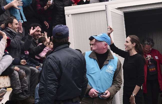 Angelina Jolie, ambassadeur de bonne volonté du Haut-Commissariat de l'ONU pour les réfugiés, a rencontré le 16 mars 2016 des réfugiés au Pirée et dans un camp à Athènes. Angelina Jolie, ambassadeur de bonne volonté du Haut-Commissariat de l'ONU pour les réfugiés, a rencontré le 16 mars 2016 des réfugiés au Pirée et dans un camp à Athènes.