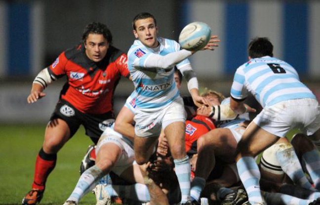 Le rugbyman du Racing Metro, Mathieu Lorée, sortant un ballon de la mêlée, lors d'un match du Top 14 contre toulon, le 6 décembre 2009. Le rugbyman du Racing Metro, Mathieu Lorée, sortant un ballon de la mêlée, lors d'un match du Top 14 contre toulon, le 6 décembre 2009.