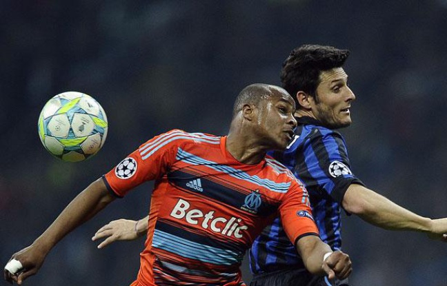 le Marseillais André Ayew face au Milanais Javier Zanetti, le 13 mars 2012, à Milan. le Marseillais André Ayew face au Milanais Javier Zanetti, le 13 mars 2012, à Milan.