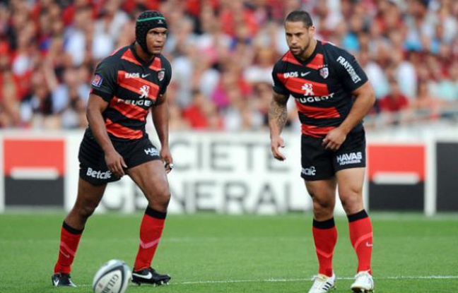 Thierry Dusautoir et l'homme du match à la boote magique, Luke McAllister, lors de la demi-finale gagnée contre Castres le 2 juin 2012 au Stadium de Toulouse. Thierry Dusautoir et l'homme du match à la boote magique, Luke McAllister, lors de la demi-finale gagnée contre Castres le 2 juin 2012 au Stadium de Toulouse.