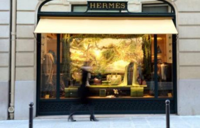 La famille Hermès et la direction du groupe demandent à l'homme d'affaires Bernard Arnault, patron de LVMH, de se retirer du capital de la maison de luxe, spécialisée dans la maroquinerie et les foulards de soie, selon un entretien de Bertrand Puech et Patrick Thomas mercredi dans le Figaro. La famille Hermès et la direction du groupe demandent à l'homme d'affaires Bernard Arnault, patron de LVMH, de se retirer du capital de la maison de luxe, spécialisée dans la maroquinerie et les foulards de soie, selon un entretien de Bertrand Puech et Patrick Thomas mercredi dans le Figaro.