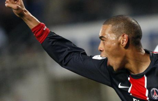 Guillaume Hoarau du PSG après avoir marqué face à l'olympique de Marseille, au stade Vélodrome, le 26 octobre 2008. Guillaume Hoarau du PSG après avoir marqué face à l'olympique de Marseille, au stade Vélodrome, le 26 octobre 2008.