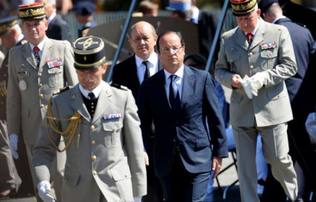 Malmené par un sondage mitigé et les critiques acerbes de l'UMP qui l'accuse d'"attentisme" dans le dossier syrien, François Hollande multiplie les initiatives - hôpital militaire en Jordanie ou visites sur le thème de la sécurité - pour montrer qu'il tient fermement la barre. Malmené par un sondage mitigé et les critiques acerbes de l'UMP qui l'accuse d'"attentisme" dans le dossier syrien, François Hollande multiplie les initiatives - hôpital militaire en Jordanie ou visites sur le thème de la sécurité - pour montrer qu'il tient fermement la barre.