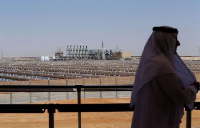 Les Emirats arabes unis, riche pays pétrolier du Golfe, sont entrés dimanche de plain-pied dans le secteur de l'énergie solaire avec le démarrage de Shams-1, la plus grande centrale à concentration mise en service au monde. Les Emirats arabes unis, riche pays pétrolier du Golfe, sont entrés dimanche de plain-pied dans le secteur de l'énergie solaire avec le démarrage de Shams-1, la plus grande centrale à concentration mise en service au monde.