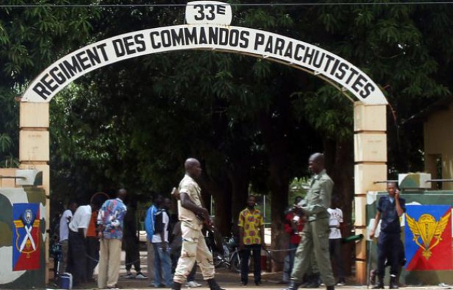 L'entrée du camp des parachutistes du 33e régiment au Camp Djicoroni, le 2 mai 2012. L'entrée du camp des parachutistes du 33e régiment au Camp Djicoroni, le 2 mai 2012.