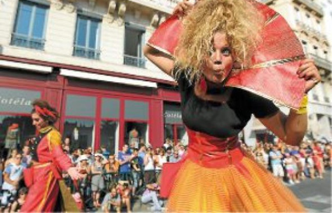 Pour la première fois, la parade, codirigée par Mourad Merzouki (en bas à droite) lance la 15e Biennale de la danse.Quatre mille danseurs, amateurs pour la plupart, ont participé dimanche après-midi au défilé. Pour la première fois, la parade, codirigée par Mourad Merzouki (en bas à droite) lance la 15e Biennale de la danse.Quatre mille danseurs, amateurs pour la plupart, ont participé dimanche après-midi au défilé.