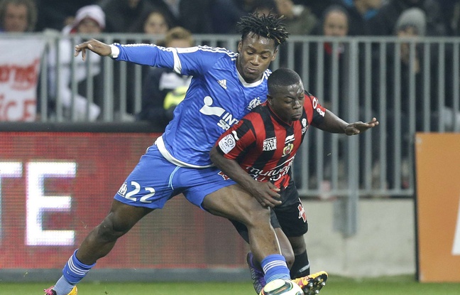 Michy Batshuayi à la lutte avec Nampalys Mendy à Nice le 14 février 2016 Michy Batshuayi à la lutte avec Nampalys Mendy à Nice le 14 février 2016