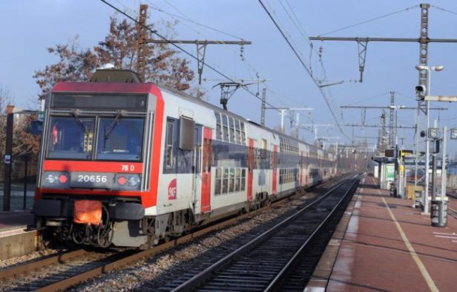 Une adolescente était jeudi soir dans un état très grave après être tombée sur les rails du RER D à la gare de Yerres (Essonne), poussée sur la voie selon des témoins, a-t-on appris de sources concordantes. Une adolescente était jeudi soir dans un état très grave après être tombée sur les rails du RER D à la gare de Yerres (Essonne), poussée sur la voie selon des témoins, a-t-on appris de sources concordantes.