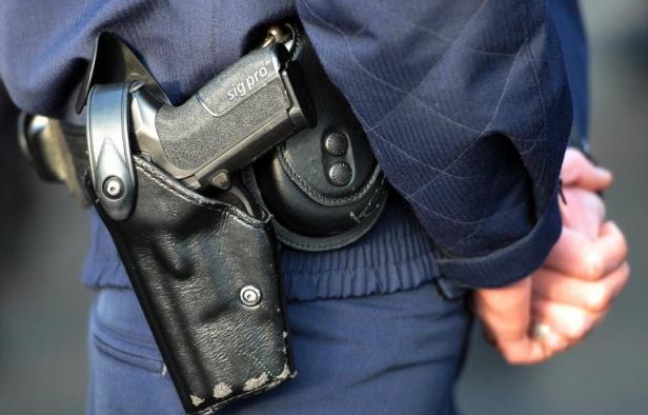 Un quinquagénaire s'est suicidé d'une balle dans la tête jeudi devant le centre des impôts de Créteil, a-t-on appris de sources policières. Un quinquagénaire s'est suicidé d'une balle dans la tête jeudi devant le centre des impôts de Créteil, a-t-on appris de sources policières.
