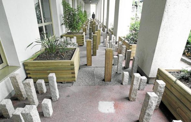 L'installation empêche les sans-abri de s'installer dans l'allée du bâtiment. L'installation empêche les sans-abri de s'installer dans l'allée du bâtiment.