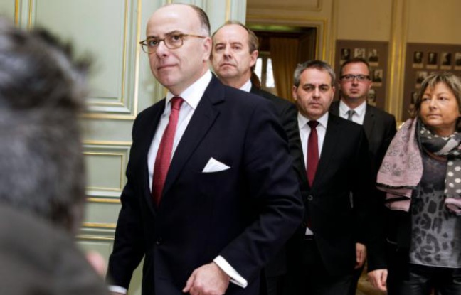 Bernard Cazeneuve (g), ministre de l'Intérieur, le 3 février 2016 à Paris Bernard Cazeneuve (g), ministre de l'Intérieur, le 3 février 2016 à Paris