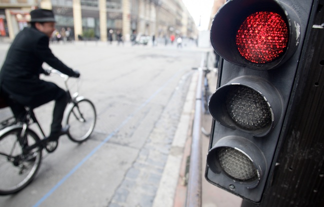 Désormais les vélos peuvent tourner à droite même si le feu est au rouge. 16/02/2012 Désormais les vélos peuvent tourner à droite même si le feu est au rouge. 16/02/2012