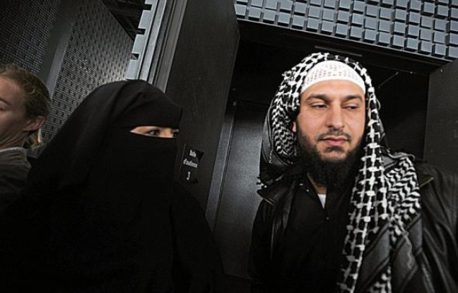 Le tribunal correctionnel de Nantes a condamné mercredi Lies Hebbadj, épicier nantais dont une compagne a contesté en avril une contravention pour port du niqab au volant, à 700 euros d'amende pour "abus de confiance". Le tribunal correctionnel de Nantes a condamné mercredi Lies Hebbadj, épicier nantais dont une compagne a contesté en avril une contravention pour port du niqab au volant, à 700 euros d'amende pour "abus de confiance".