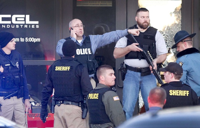 La police sur les lieux de la fusillade qui a fait au moins quatre morts à Hesston, Kansas, le 25 février 2016. La police sur les lieux de la fusillade qui a fait au moins quatre morts à Hesston, Kansas, le 25 février 2016.