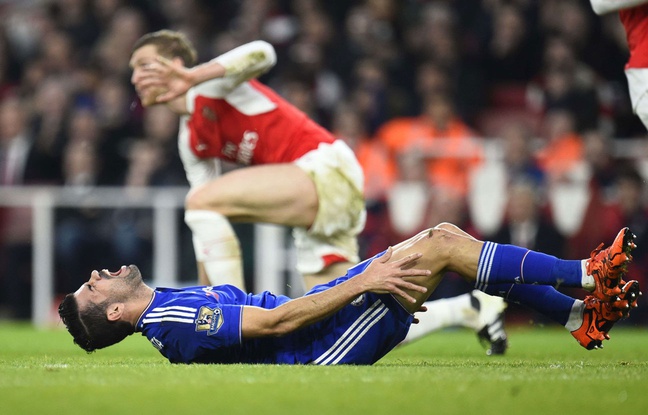 Diego Costa reste au sol après un tacle de Per Mertesacker le 24 janvier 2016. Diego Costa reste au sol après un tacle de Per Mertesacker le 24 janvier 2016.