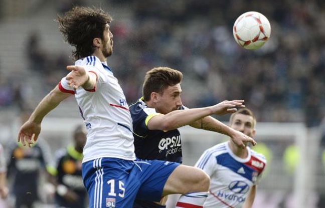 Le Lyonnais Milan Bisevac face au Rémois Toudic, le 18 novembre 2012, à Gerland.
Le Lyonnais Milan Bisevac face au Rémois Toudic, le 18 novembre 2012, à Gerland.