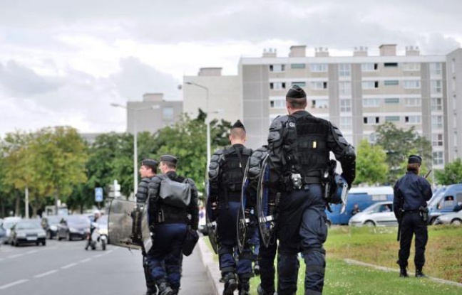 Cent policiers supplémentaires ont été envoyés en renfort pour la nuit de mardi à mercredi à Amiens, théâtre de violences urbaines dans la nuit de lundi à mardi, portant à 250 le nombre d'agents mobilisés sur place, a annoncé le ministère de l'Intérieur. Cent policiers supplémentaires ont été envoyés en renfort pour la nuit de mardi à mercredi à Amiens, théâtre de violences urbaines dans la nuit de lundi à mardi, portant à 250 le nombre d'agents mobilisés sur place, a annoncé le ministère de l'Intérieur.