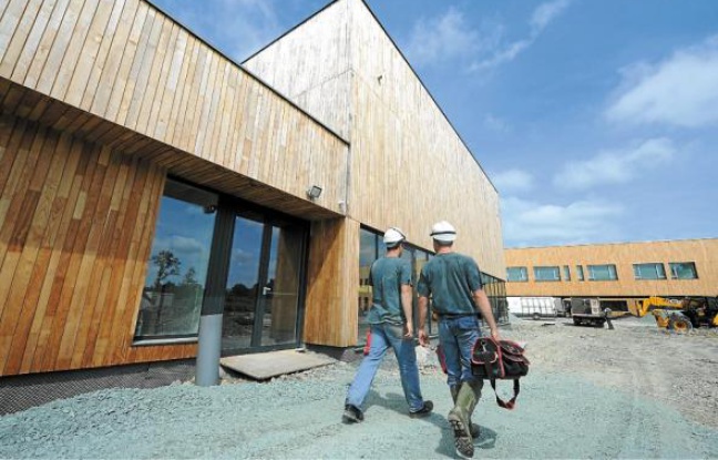Après deux ans de travaux, le collège en bois d'Héric ouvrira à la rentrée. Après deux ans de travaux, le collège en bois d'Héric ouvrira à la rentrée.
