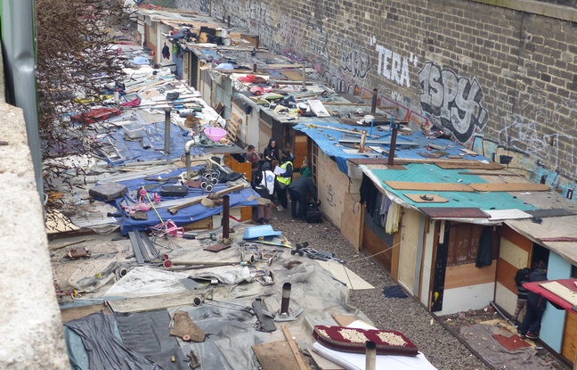 300 Roms et Roumains ont installé un camp de fortune depuis juin dernier sur la petite ceinture le long du boulevard Neu (18e). 300 Roms et Roumains ont installé un camp de fortune depuis juin dernier sur la petite ceinture le long du boulevard Neu (18e).