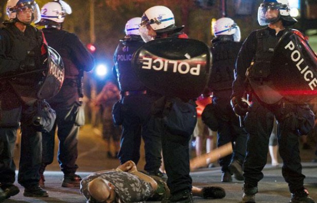 Un manifestant se fait arrêter par la police à Montréal, le 20 mai 2012. Un manifestant se fait arrêter par la police à Montréal, le 20 mai 2012.