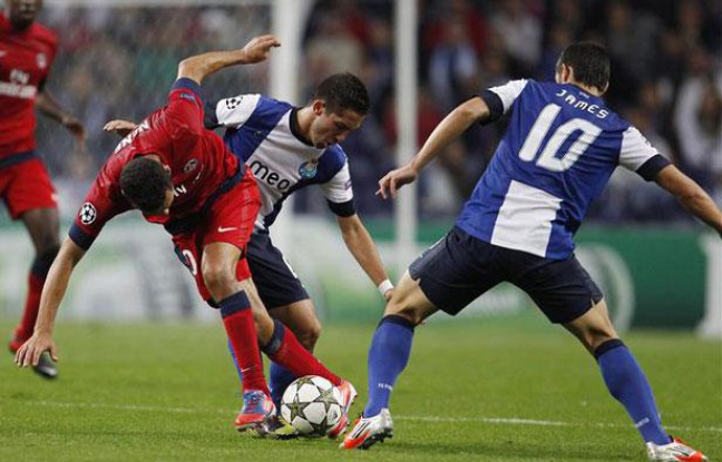 Nenê pris en tenaille par Moutinho et James, le 3 octobre 2012 à Porto. Nenê pris en tenaille par Moutinho et James, le 3 octobre 2012 à Porto.