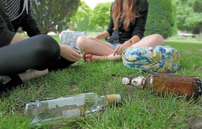 Il n'est pas rare de trouver des cadavres de bouteilles vides, l'été, dans les parcs de la ville. Il n'est pas rare de trouver des cadavres de bouteilles vides, l'été, dans les parcs de la ville.