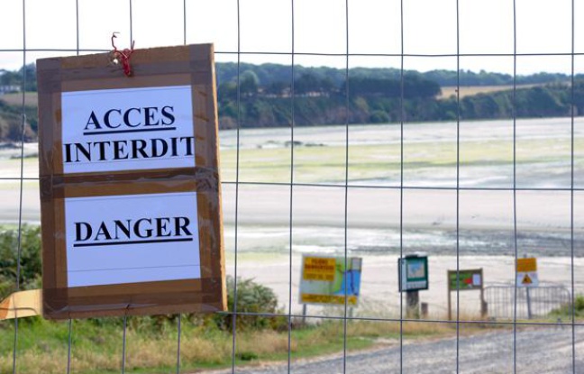 Photo des barrières qui bloquent l'accès à la plage de Morieux, près de Saint Brieuc, interdite au public en raison de la présence d'algues vertes, le 24 juillet 2011. Photo des barrières qui bloquent l'accès à la plage de Morieux, près de Saint Brieuc, interdite au public en raison de la présence d'algues vertes, le 24 juillet 2011.
