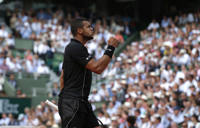 Jo-Wilfried Tsonga face à Kei Nishikori en quarts de finale de Roland-Garros, le 2 juin 2015. Jo-Wilfried Tsonga face à Kei Nishikori en quarts de finale de Roland-Garros, le 2 juin 2015.