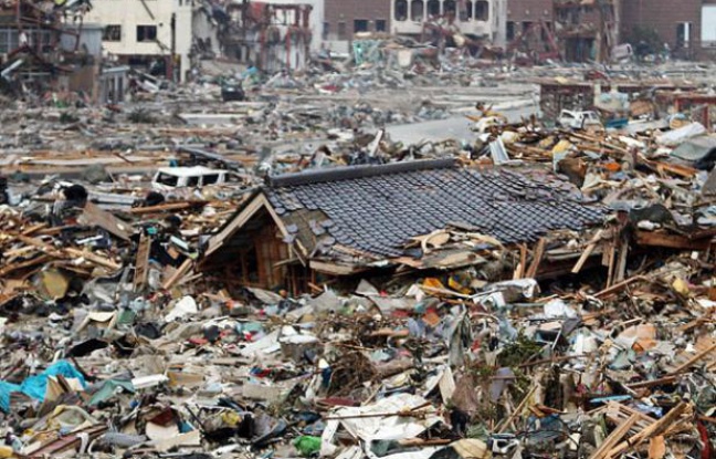 Le toit d'une maison détruite par le tsunami à Onagawa, le 14 mars 2011. Le toit d'une maison détruite par le tsunami à Onagawa, le 14 mars 2011.