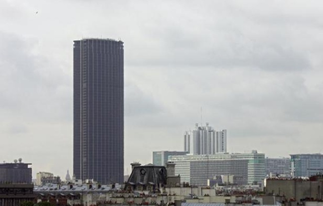 Les copropriétaires de la Tour Montparnasse ont assuré mercredi qu'il n'y avait "actuellement pas de risque sanitaire" lié à la présence d'amiante dans le célèbre bâtiment parisien, après la publication d'un rapport d'expert attribuant des pollutions récentes à des "lacunes" dans les travaux. Les copropriétaires de la Tour Montparnasse ont assuré mercredi qu'il n'y avait "actuellement pas de risque sanitaire" lié à la présence d'amiante dans le célèbre bâtiment parisien, après la publication d'un rapport d'expert attribuant des pollutions récentes à des "lacunes" dans les travaux.