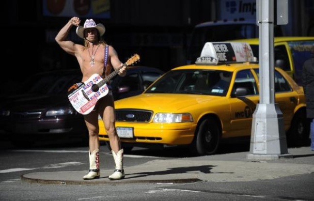 Pendant 13 ans, le "cow-boy nu" a fait régner sa loi sur Times Square à New York. Mais un "Indien nu" vient d'entrer dans la ville. La guerre est depuis déclarée. Pendant 13 ans, le "cow-boy nu" a fait régner sa loi sur Times Square à New York. Mais un "Indien nu" vient d'entrer dans la ville. La guerre est depuis déclarée.