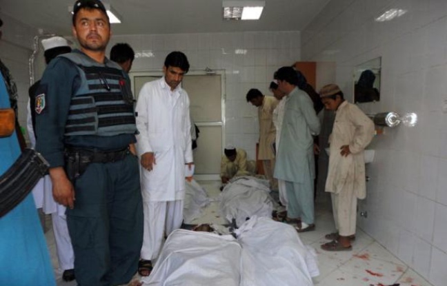 Vingt-et-une personnes sont mortes, dont trois soldats de l'Otan, et des dizaines d'autres ont été blessées dans un attentat suicide survenu mercredi dans le sud-est de l'Afghanistan. Vingt-et-une personnes sont mortes, dont trois soldats de l'Otan, et des dizaines d'autres ont été blessées dans un attentat suicide survenu mercredi dans le sud-est de l'Afghanistan.