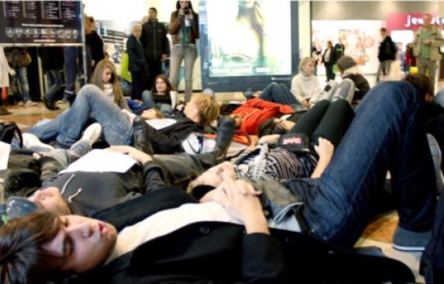 La sécurité du centre commercial a évacué les jeunes après quelques minutes de sit-in. La sécurité du centre commercial a évacué les jeunes après quelques minutes de sit-in.