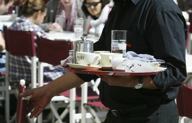 Un serveur de bar place des Terreaux de Lyon, le13 avril 2011. CYRIL VILLEMAIN/20 MINUTES Un serveur de bar place des Terreaux de Lyon, le13 avril 2011. CYRIL VILLEMAIN/20 MINUTES