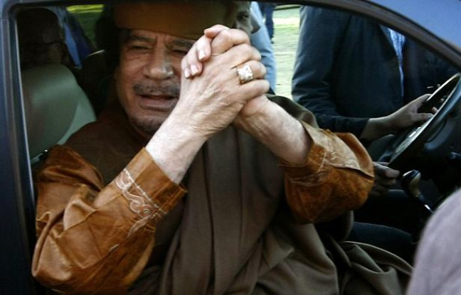 Mouammar Kadhafi, le 10 avril 2011, à Tripoli. Mouammar Kadhafi, le 10 avril 2011, à Tripoli.