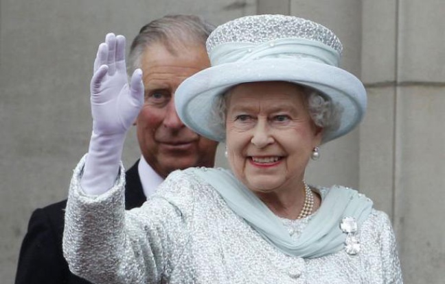 L'apparition au balcon du palais de Buckingham d'Elizabeth II saluée par les hourras d'une foule immense aux couleurs de l'Union Jack a conclu mardi en apothéose le quatrième et dernier jour des célébrations du jubilé, où seul manquait le prince Philip, hospitalisé. L'apparition au balcon du palais de Buckingham d'Elizabeth II saluée par les hourras d'une foule immense aux couleurs de l'Union Jack a conclu mardi en apothéose le quatrième et dernier jour des célébrations du jubilé, où seul manquait le prince Philip, hospitalisé.