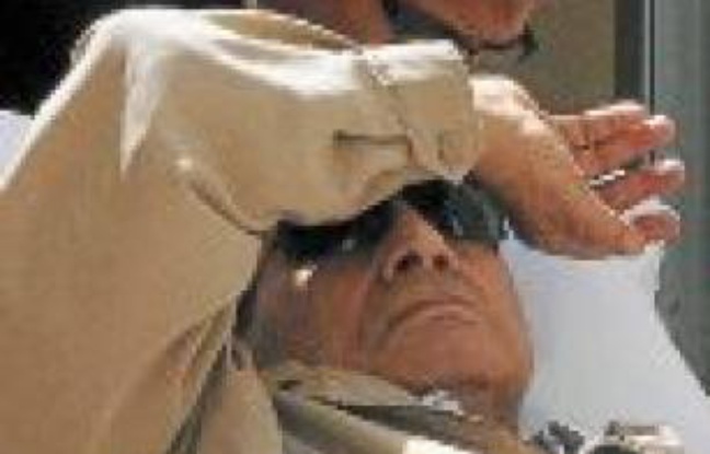 L'ancien président égyptien, Hosni Moubarak, à son procès, le 2 juin. L'ancien président égyptien, Hosni Moubarak, à son procès, le 2 juin.