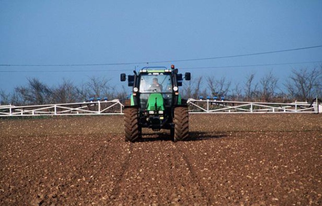 Pulvérisation de pesticides agricoles en France. Pulvérisation de pesticides agricoles en France.