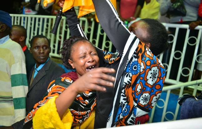Des proches des étudiants massacrés à la Garissa University College au Kenya, le 4 avril 2015.